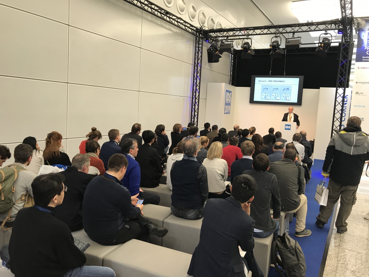 Dr. Green also presented at the Speakers’ Corner, where he discussed the principles of occlusal adjustment and the value of T-Scan for implants and restorations.